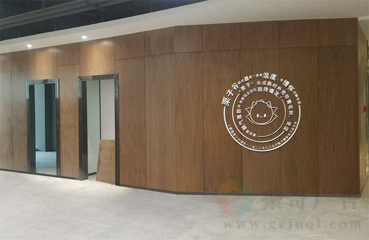 ���ӹ��Ļ��ں�ǽ