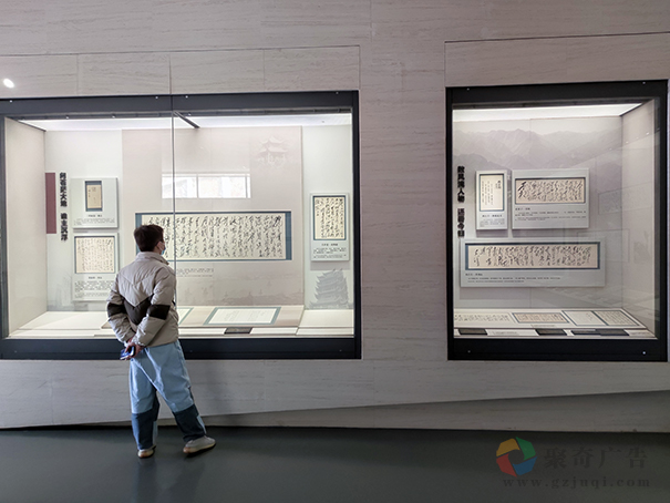 ë��ʫ��չ��